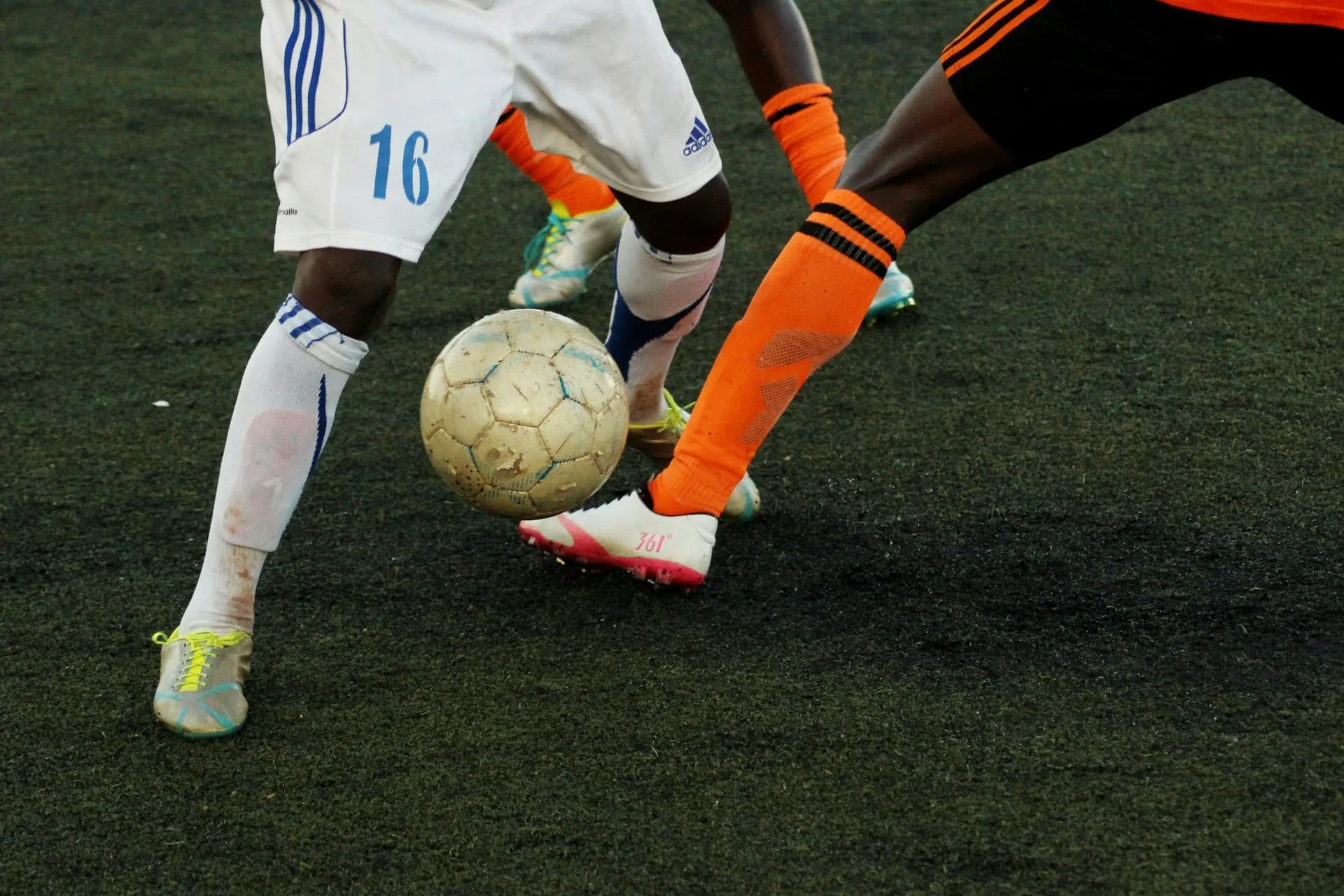 Fußball-Zweikampf