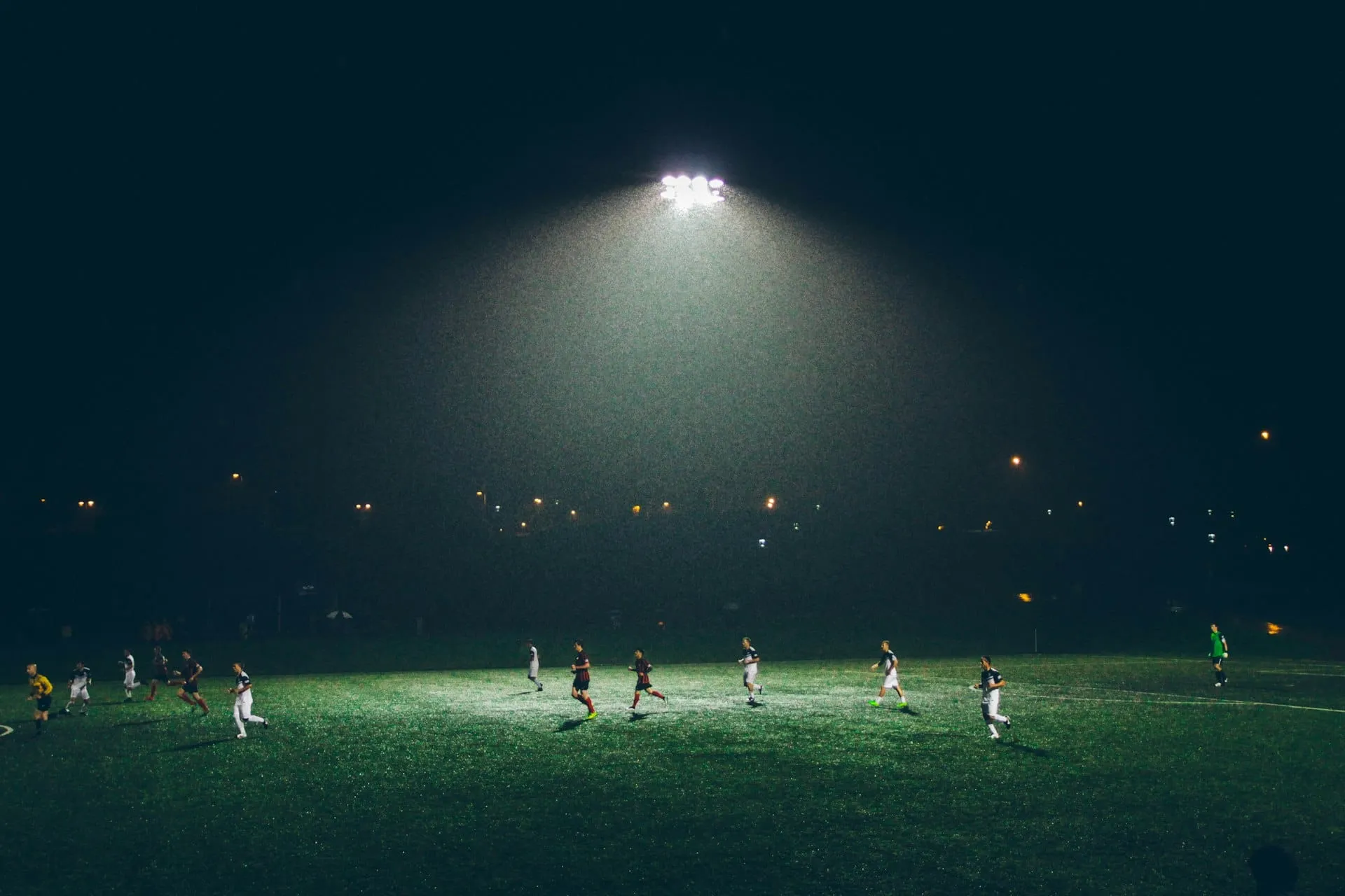 Fußballspiel unter Flutlicht